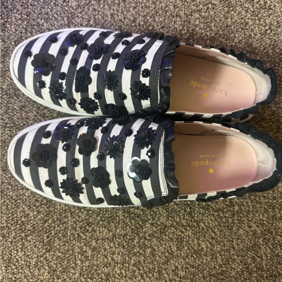 kate spade Shoes - Kate Spade authentic low rise sneaker. In mint condition size 9.5 looking good.